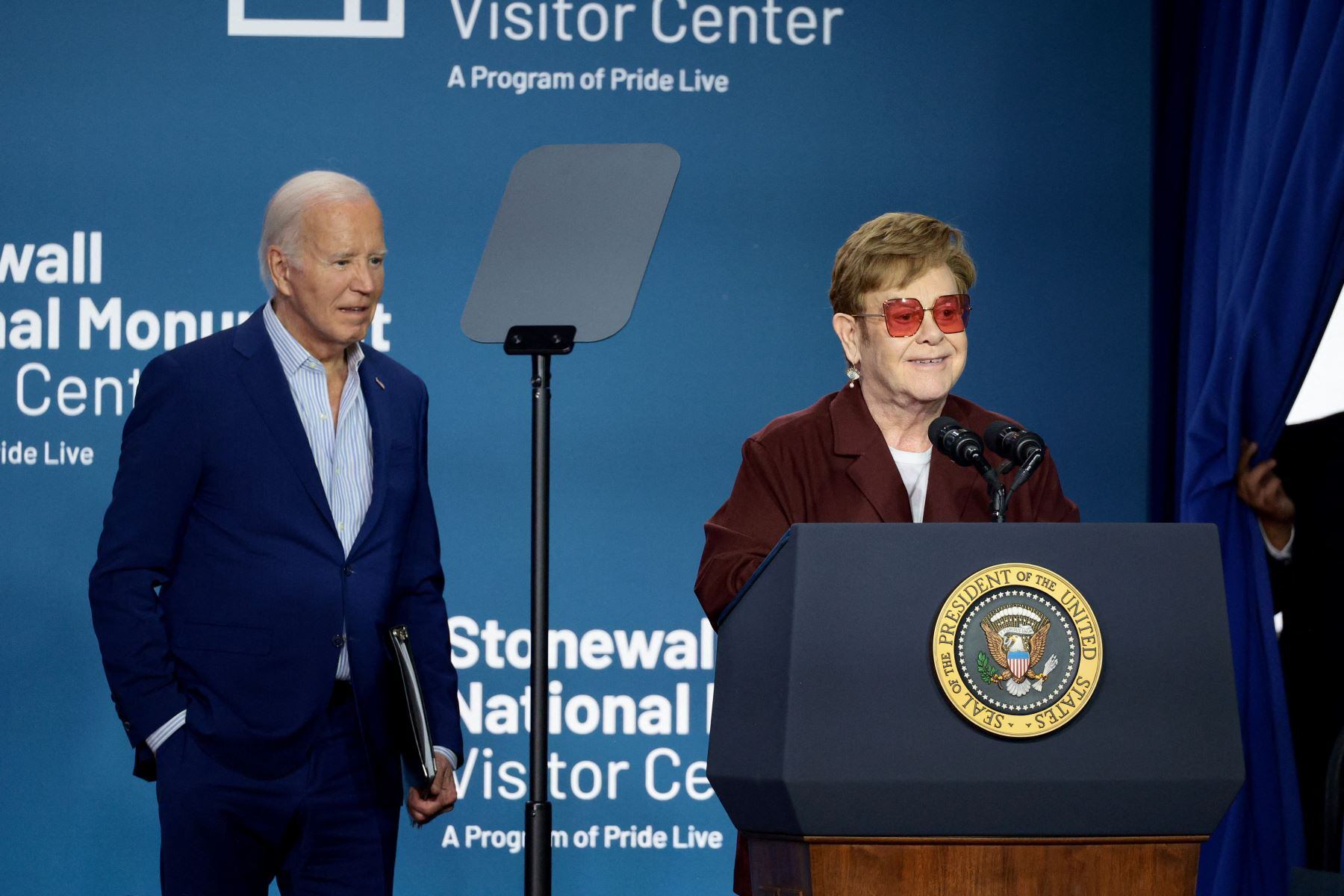 Elton John y el presidente Joe Biden en el Monumento Nacional Stonewall. Foto: AFP