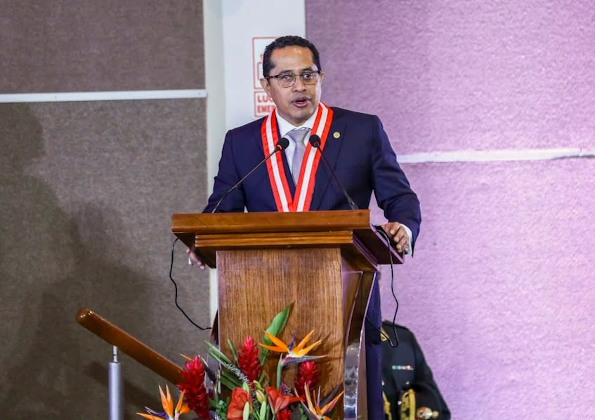 El presidente del JNE, Roberto Burneo, informó que la fórmula presidencial ganadora recibirá sus credenciales el próximo 15 de julio en el Gran Teatro Nacional. Foto: JNE.