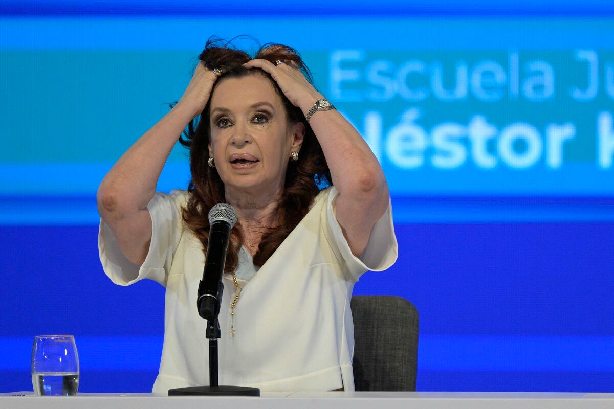 La vicepresidenta de Argentina, Cristina Kirchner, hace un gesto en el Teatro Argentino de La Plata, provincia de Buenos Aires, el 27 de abril de 2023. (Foto de JUAN MABROMATA / AFP)