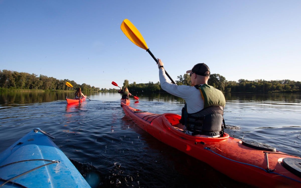 Expertos también recuerdan que, pese al aumento de temperaturas, las aguas de lagos y ríos continúan extremadamente frías. (Foto referencial: Freepik)