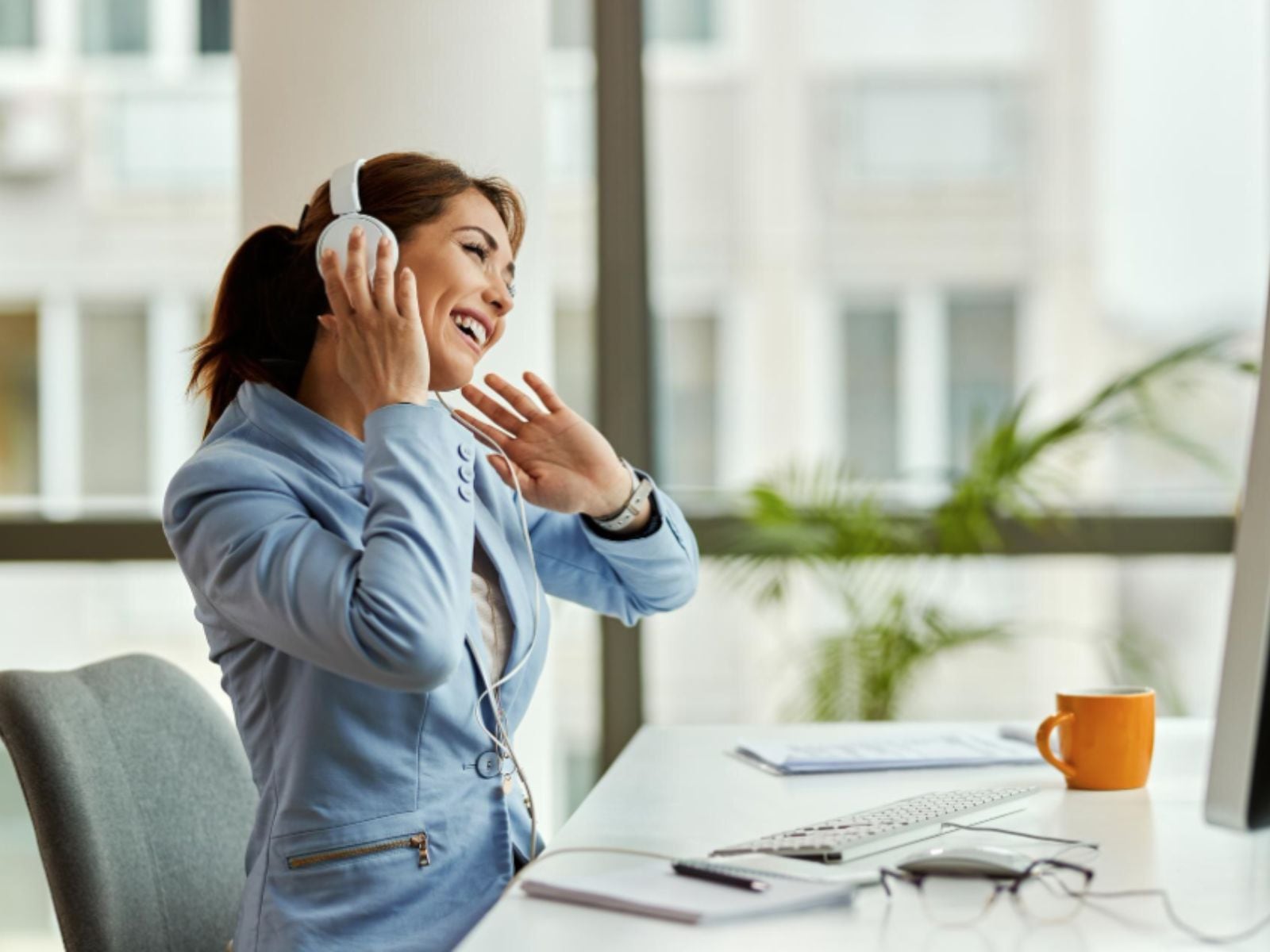 A continuación, ofrecemos algunos consejos que puede seguir si utiliza audífonos en el trabajo, si dirige a alguien que los utiliza o si trabaja con alguien que siempre los lleva puestos. (Créditos: Freepik)