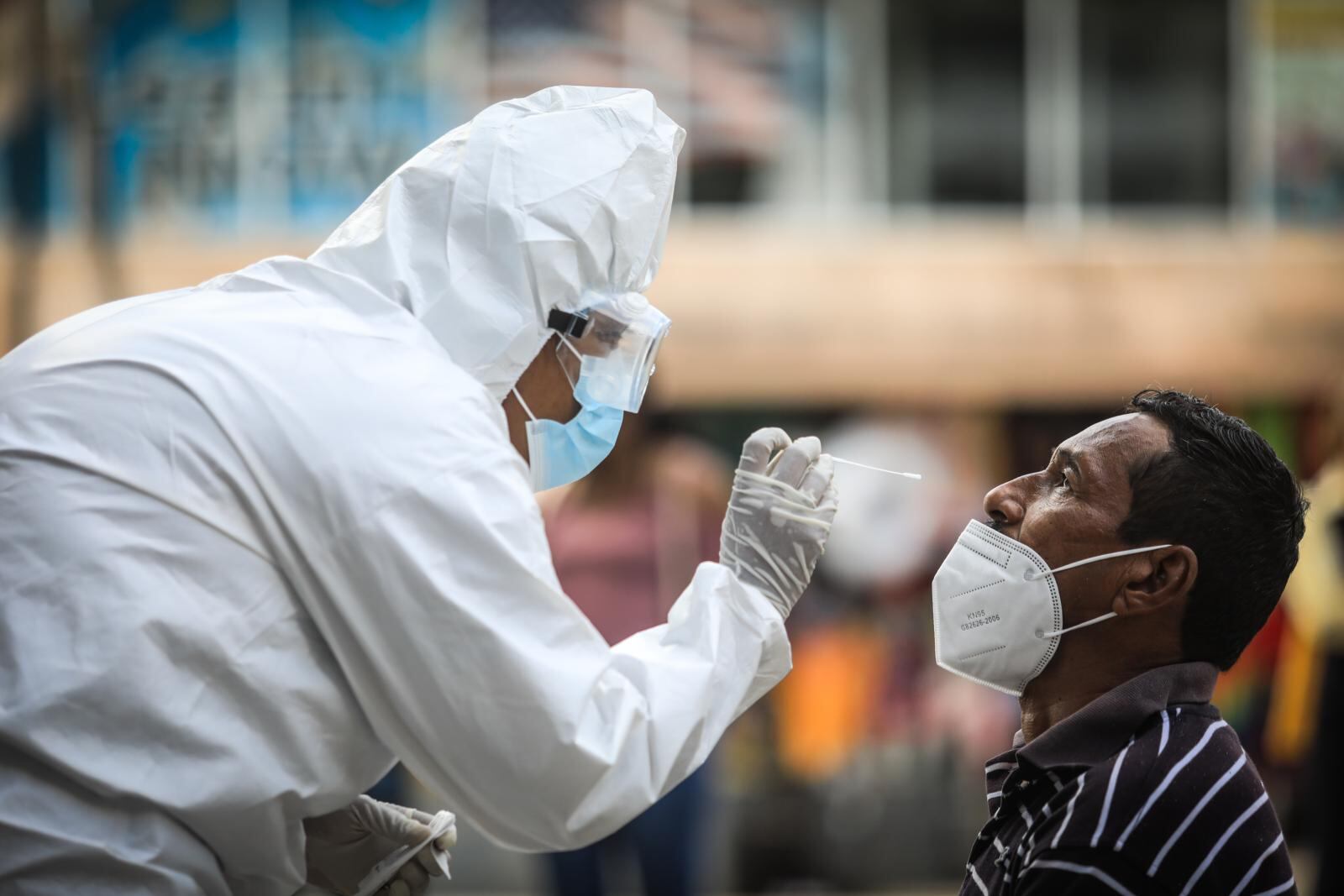 Las nuevas variantes de COVID-19, como la Omicrom o JN.1., son consideradas de interés por los cambios en el comportamiento del virus y el impacto en la salud de las personas, dijo la OMS. (Foto: David Guzmán / EFE)
