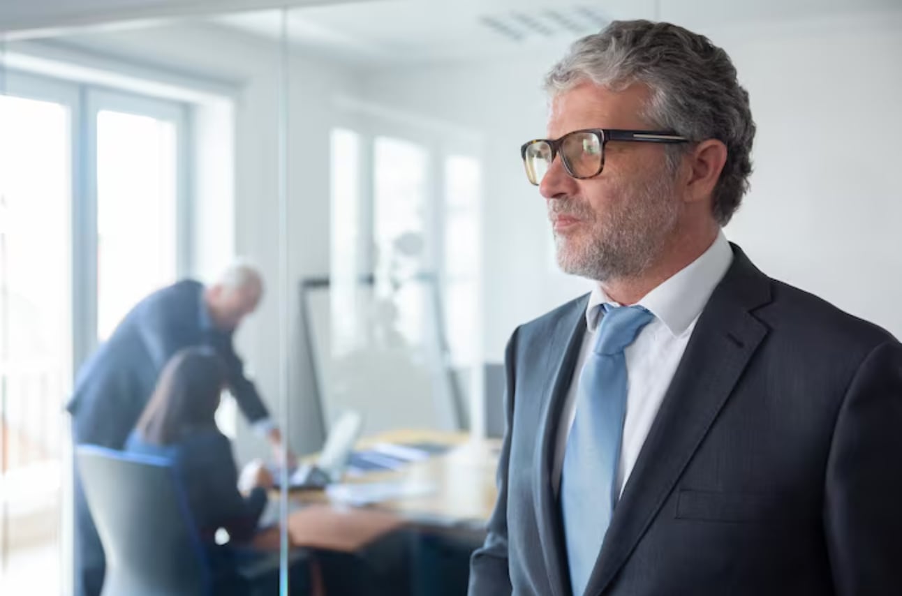 El estudio EY CEO Outlook revela que el 74% de los ejecutivos peruanos ya utiliza inteligencia artificial en sus procesos de fusiones y adquisiciones. (Foto: Freepik).