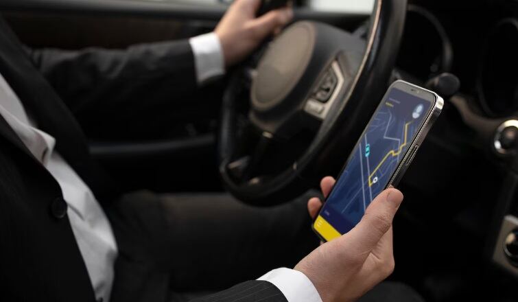 Para los usuarios, la compañía incorporó el código PIN obligatorio, un sistema de verificación que genera un número de cuatro dígitos que debe compartirse con el conductor antes de comenzar el viaje (Foto referencial: Freepik)