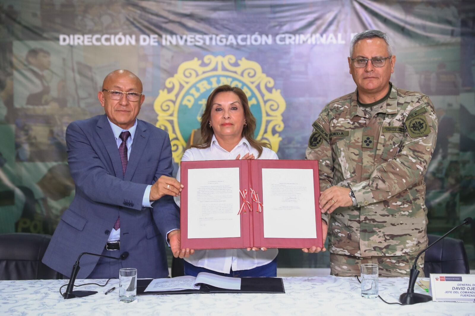 Presidenta promulgó norma que incorpora de manera explícita la intervención de las Fuerzas Armadas, en apoyo a la Policía Nacional. Foto: Presidencia.
