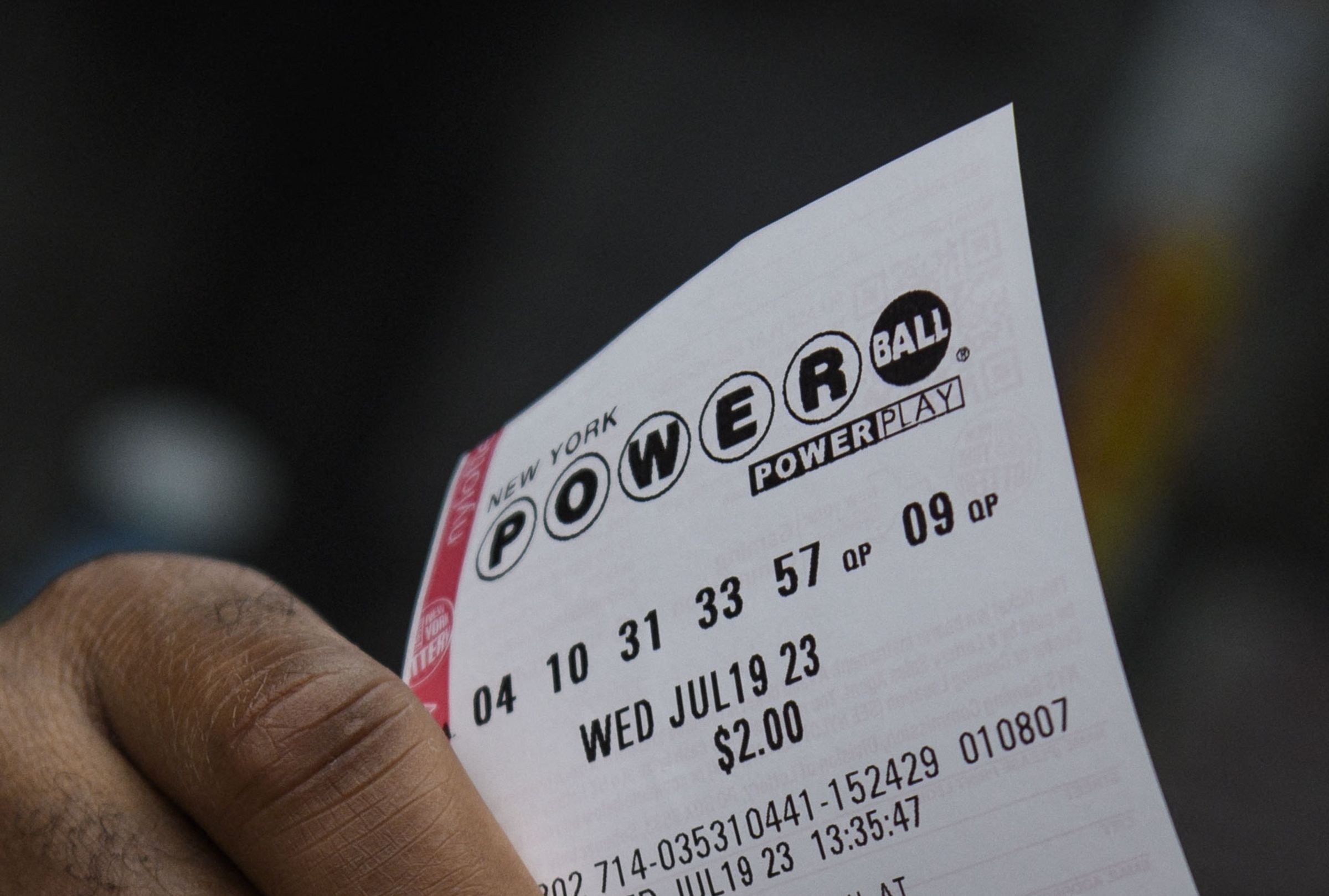 En esta nota conocerás los resultados del sorteo del Powerball del lunes 16 de marzo y descubrir si alguien se quedó con el premio mayor. (Foto: ANGELA WEISS / AFP)