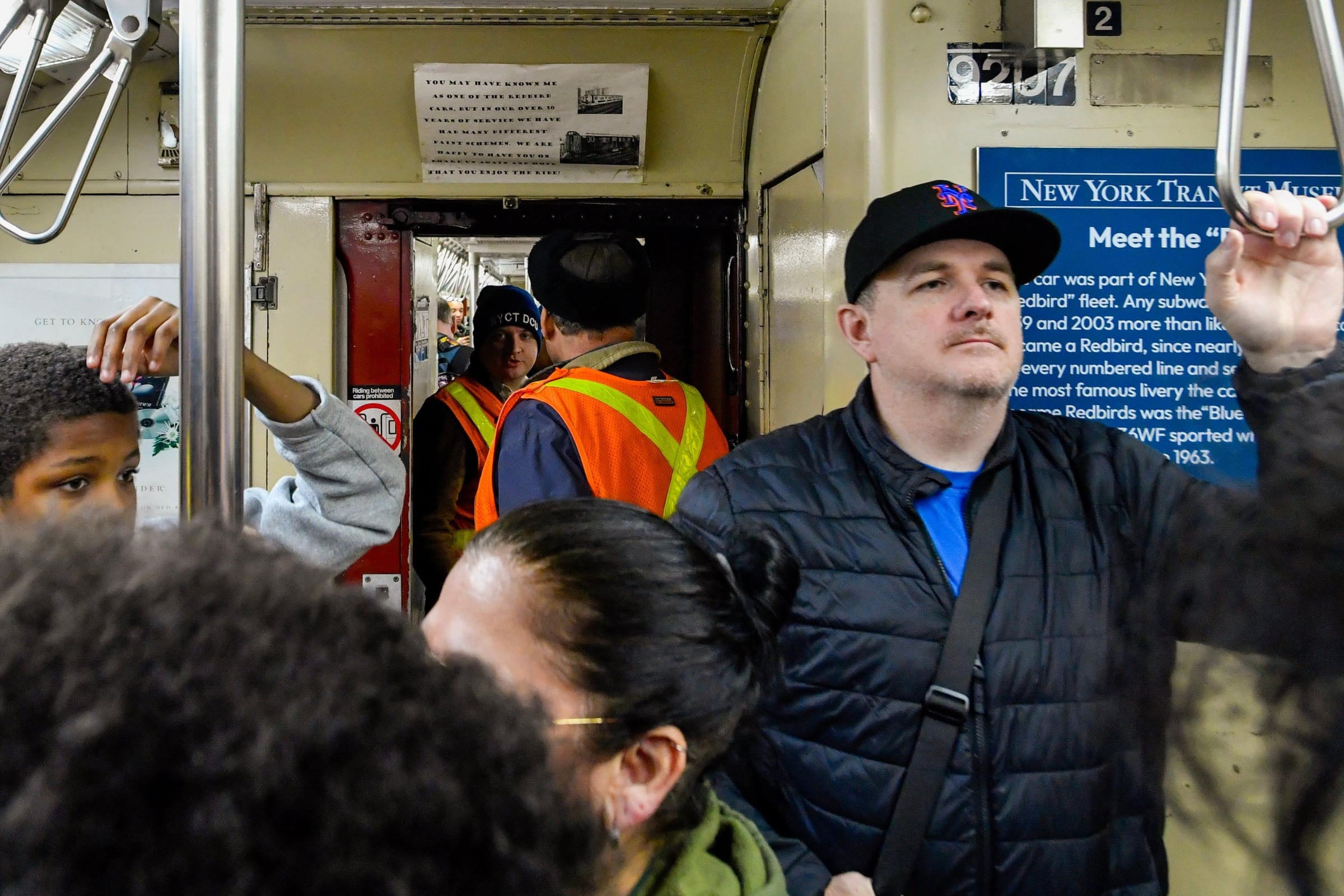 Pasajeros viajando en uno de los trenes del Metro de Nueva York (Foto: MTA)