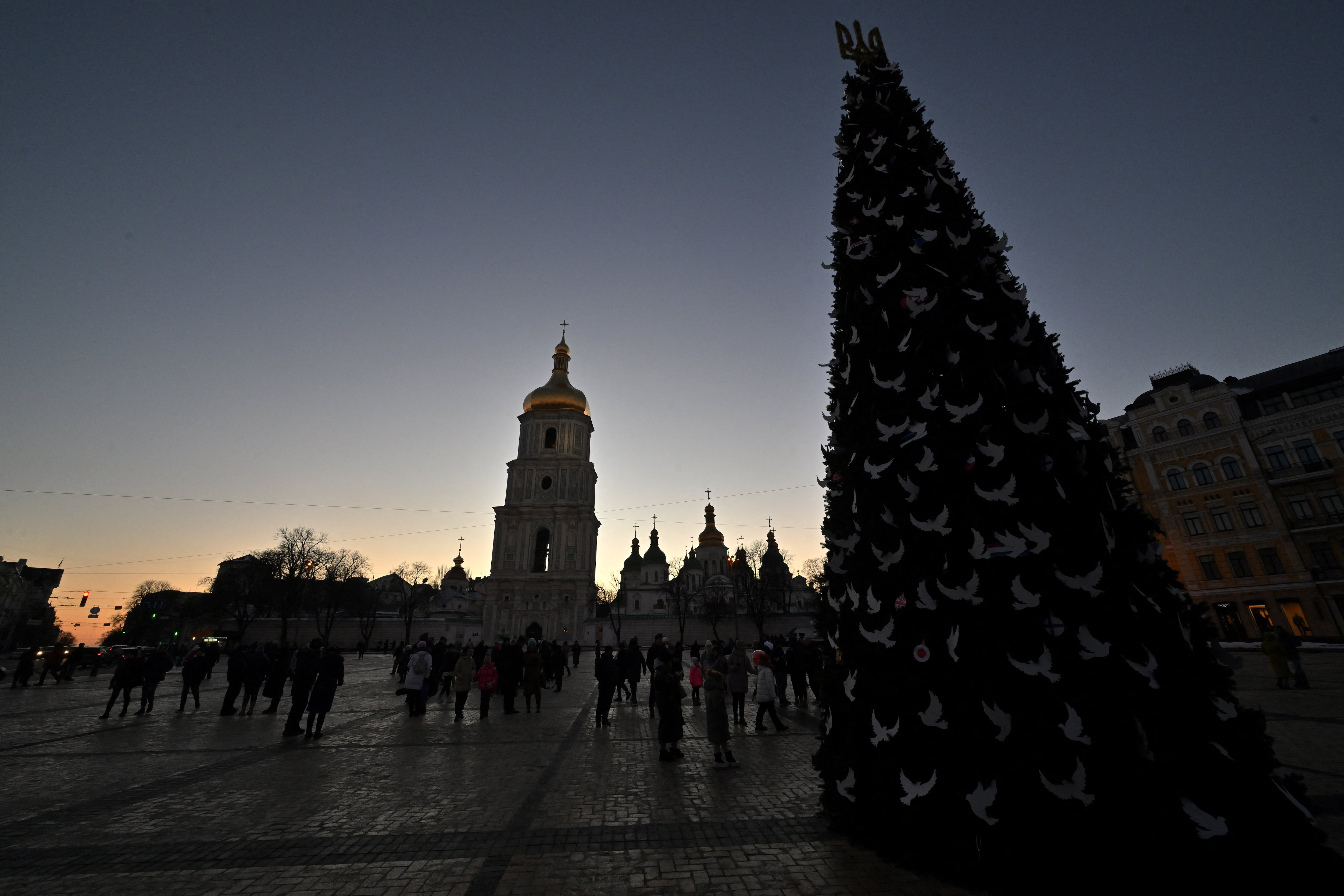 Se observan calles oscuras durante los cortes de electricidad tras los ataques rusos en Kiev. (Foto: AFP)