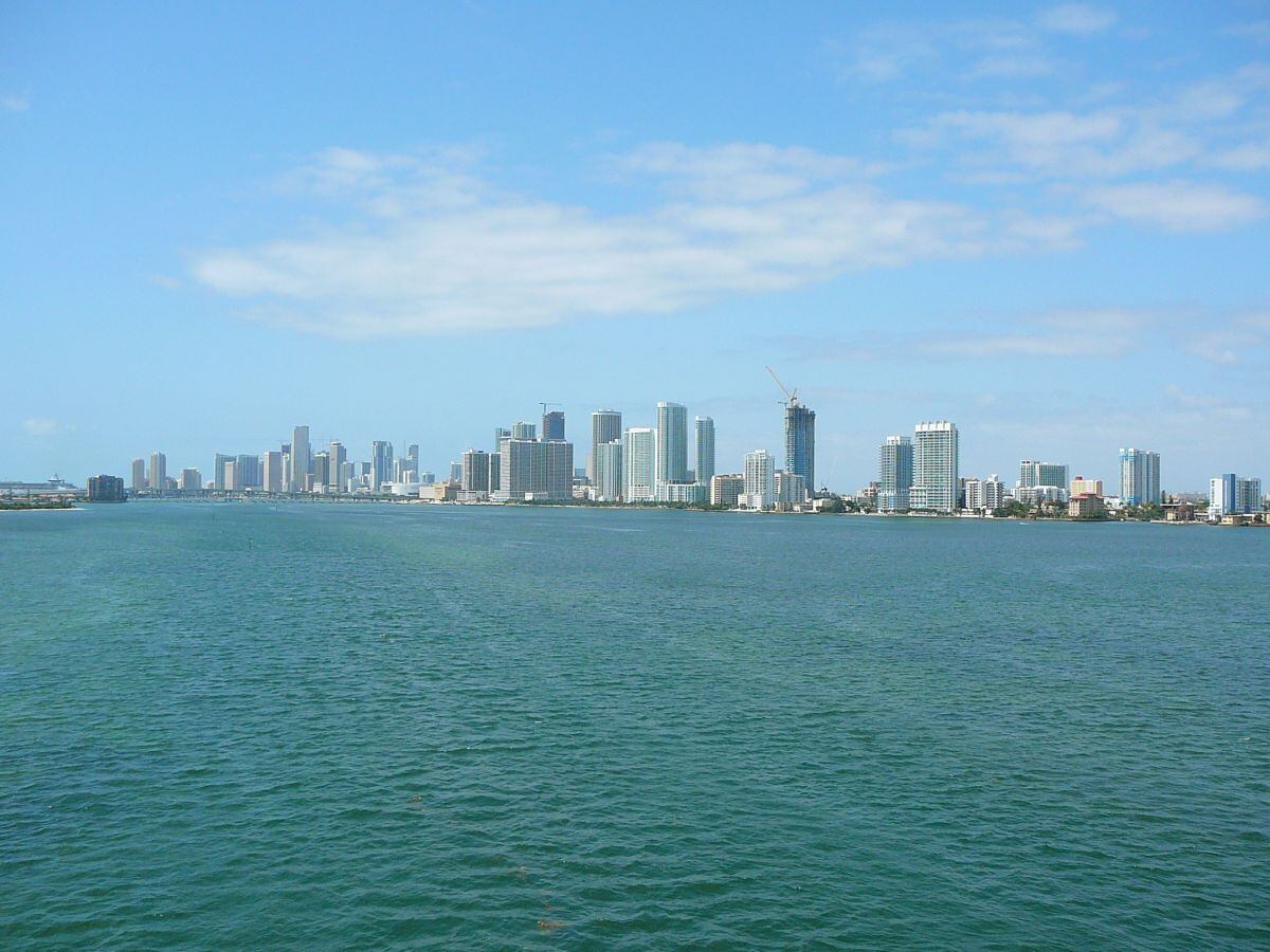 Vista de la parte norte de la bahía Vizcaína desde la carretera «Interestatal 195»