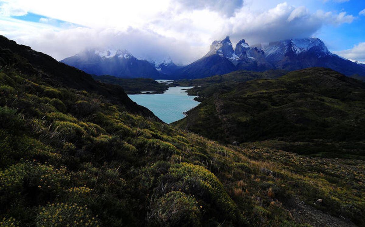 Las Torres del Paine se ubican a 312 Klm al Norte de Punta Arenas, ciudad capital de la Duodecima Region de Magallanes y Antartida Chilena. .