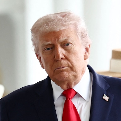 El presidente de Estados Unidos, Donald Trump, camina hacia el Despacho Oval de la Casa Blanca en Washington, DC, el 28 de abril de 2026. (Henry Nicholls / POOL / AFP)