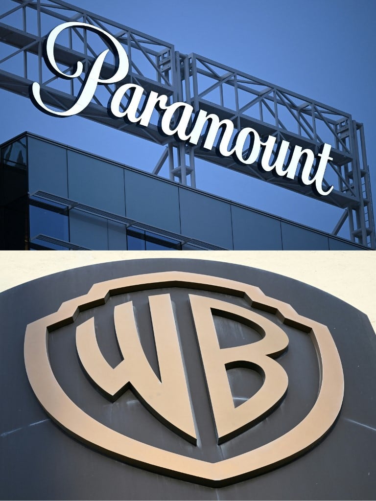 Esta combinación de imágenes de archivo, creada el 22 de diciembre de 2025, muestra el logotipo de Paramount (ARRIBA) exhibido en Columbia Square, en Sunset Blvd, Hollywood, California, el 9 de marzo de 2023, y el logotipo de WB en el exterior de Warner Bros. Studios, Burbank, California, el 21 de octubre de 2025. Warner Bros. Discovery anunció el 23 de abril que sus accionistas aprobaron su venta a Paramount Skydance, dando luz verde a una oferta pública de adquisición hostil que valora la compañía resultante en 110 mil millones de dólares. (Foto de Patrick T. Fallon y Robyn Beck / AFP)