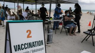 Turistas latinoamericanos se vacunan en la playa de Miami Beach