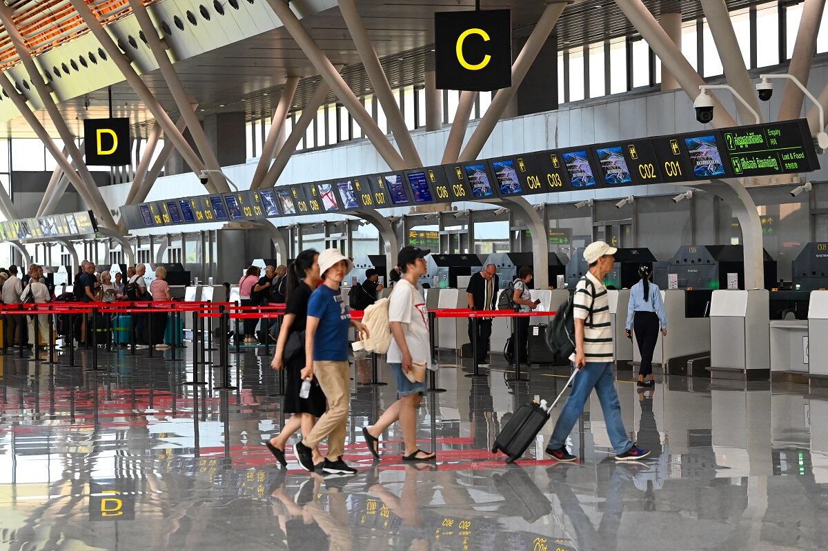 Varios expertos han asegurado en diferentes medios locales que los procedimientos de solicitud de visado, que consumen mucho tiempo, y el precio de los billetes de avión. (Foto de TANG CHHIN SOTHY / AFP)