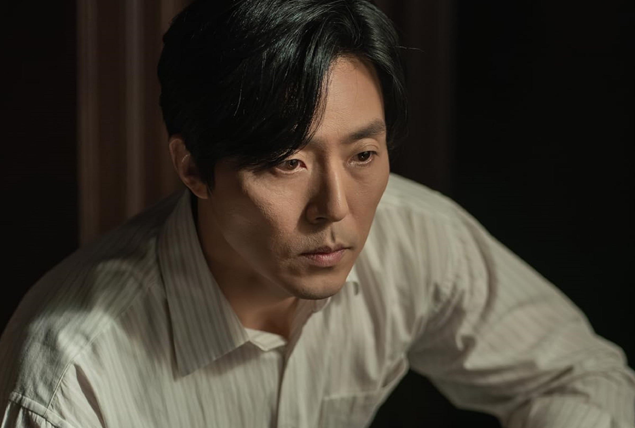 Lee Moo-saeng da vida a Yoo Phillip, un corresponsal de Gyeongseong, en la serie surcoreana "100 días de engaño" (Foto: Studio Dragon/ Romantic Crew)