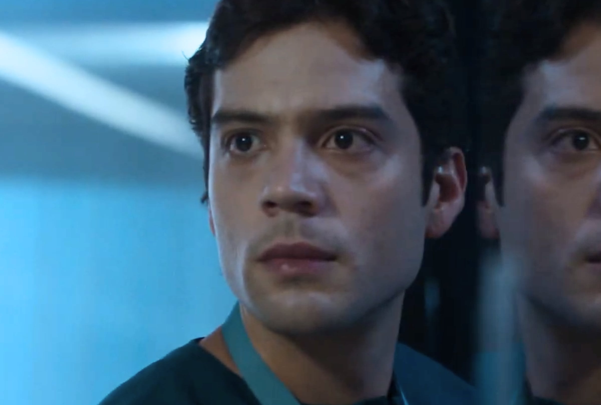 Jerónimo Cantillo como Rafael en una escena de la serie colombiana "En coma" (Foto: CMO Producciones / Netflix)