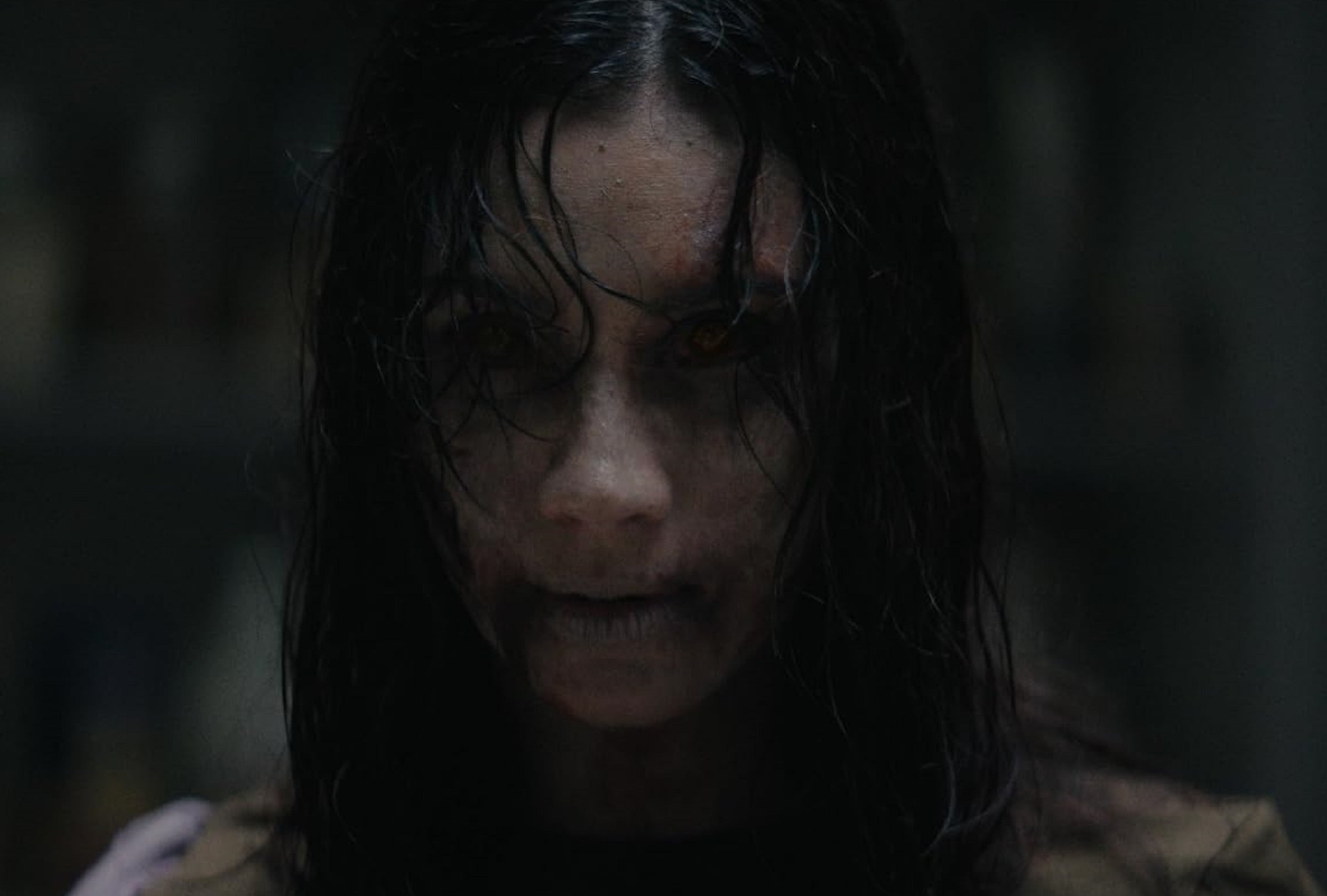 Thya (Luciane Buchanan) es poseída en la película de terror sobrenatural "Evil Dead Burn", que se estrenó el 9 de julio en Latinoamérica (Foto: Warner Bros. Pictures)
