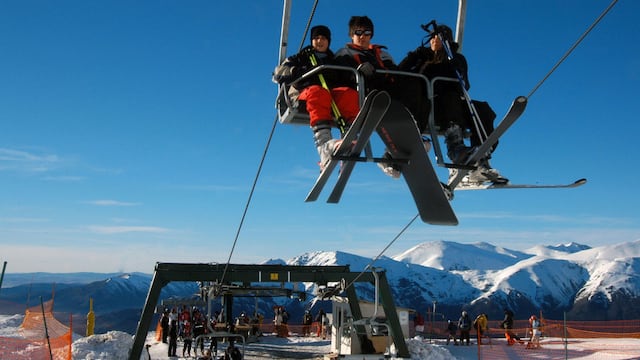 Argentina recibe oleada de vecinos en busca de esquí y filetes baratos