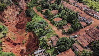 Efecto deforestación: ciudad amazónica colapsa ante avance de enormes cráteres