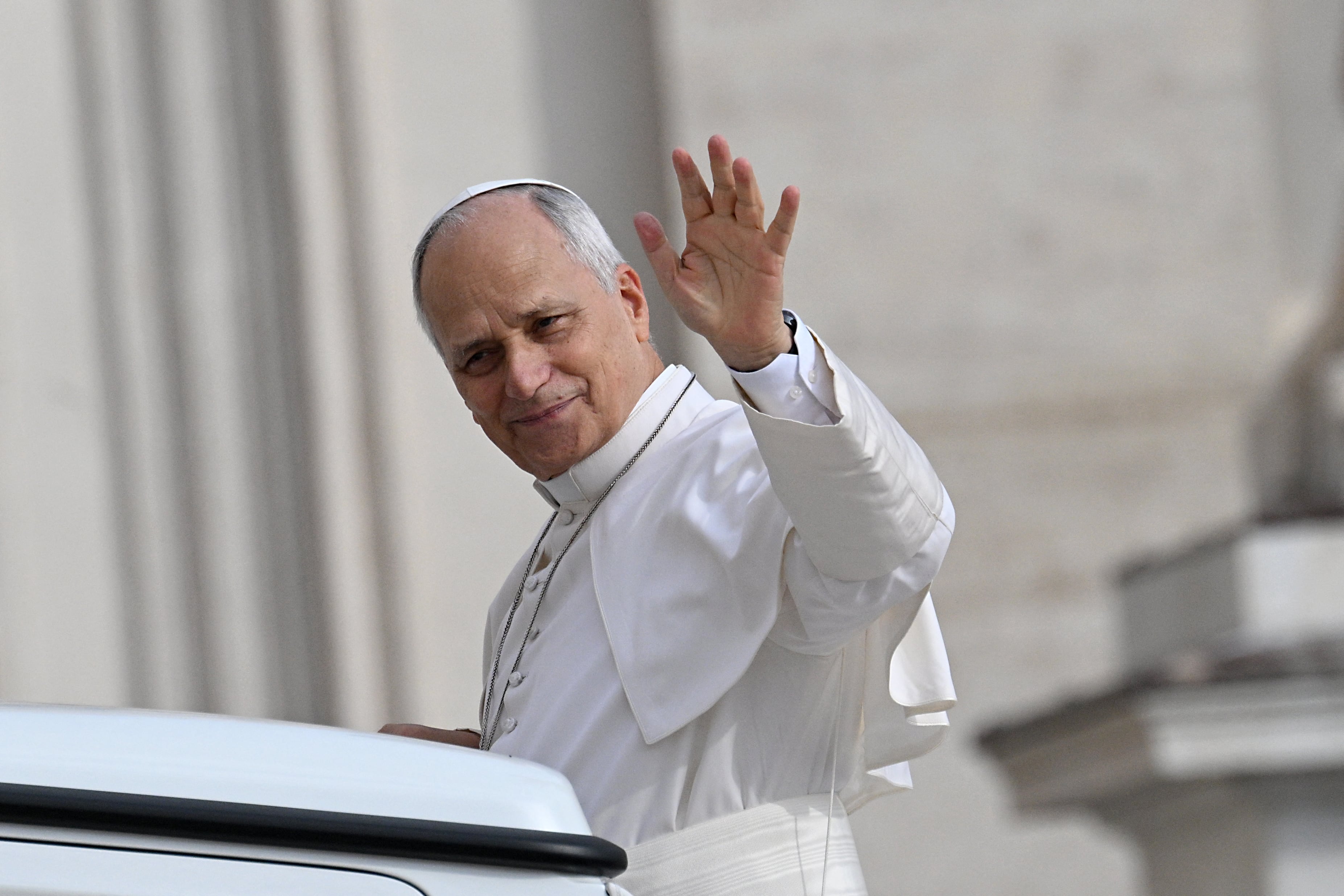 El papa León XIV saluda a la multitud desde el papamóvil a su llegada a la audiencia general semanal en la Plaza de San Pedro, en el Vaticano, el 7 de octubre de 2026. (Foto de Andreas SOLARO / AFP).