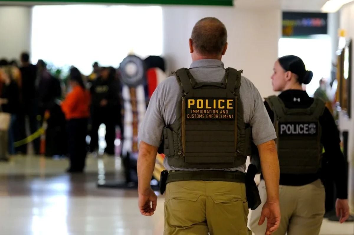 EE.UU. intensifica operativos migratorios en aeropuertos con arrestos a viajeros, según NYT