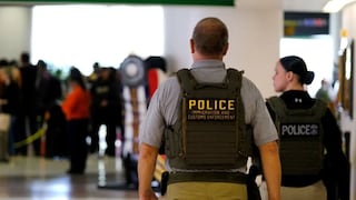 EE.UU. intensifica operativos migratorios en aeropuertos con arrestos a viajeros, según NYT
