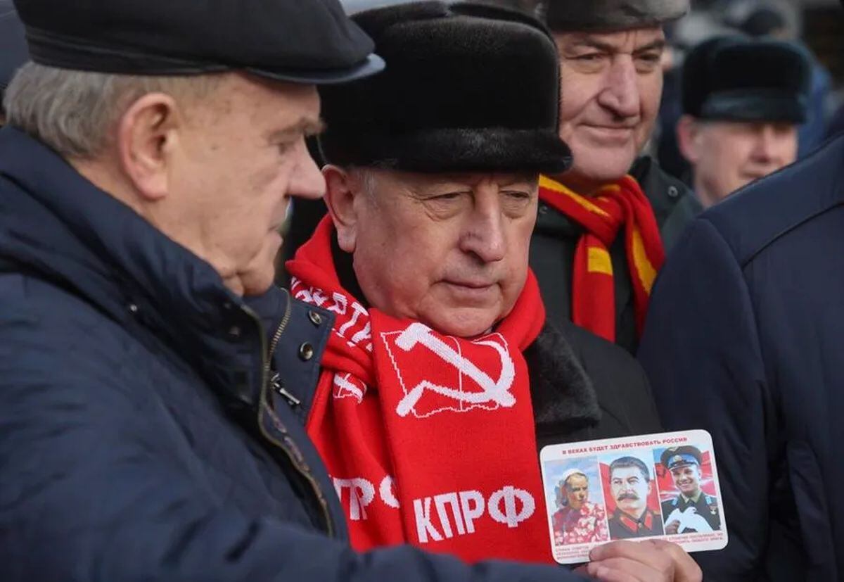 El candidato presidencial del Partido Comunista Ruso, Nikolai Kharitonov (2-I), y el líder del Partido Comunista Ruso, Gennady Zyuganov (I), en un acto en Moscú el pasado 6 de marzo. EFE/EPA/Sergei Ilnitsky