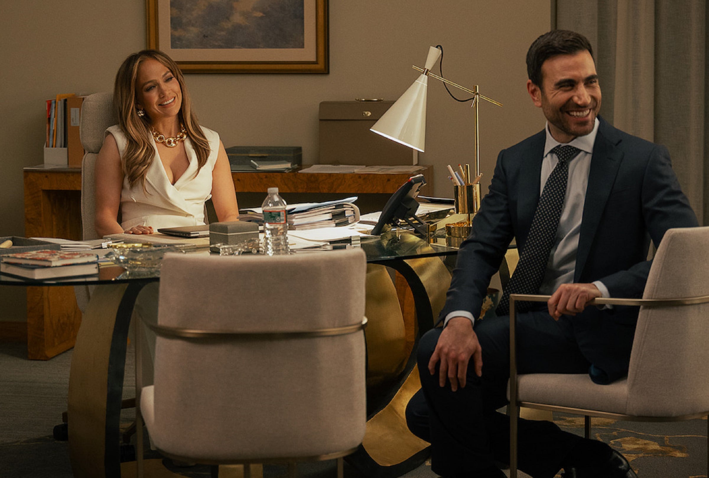 Jackie (Jennifer Lopez) tiene miedo de repertir los errores del pasado y Daiel (Brett Goldstein) esconde un pequeño secreto en la comedia romántica "Turbulencia en la oficina" (Foto: Netflix)