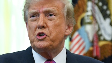 El presidente de Estados Unidos Donald Trump habla tras firmar una orden ejecutiva que cambia el nombre del lago Ontario a lago de América, el 27 de agosto de 2026. (Foto de Jim Watson / AFP).