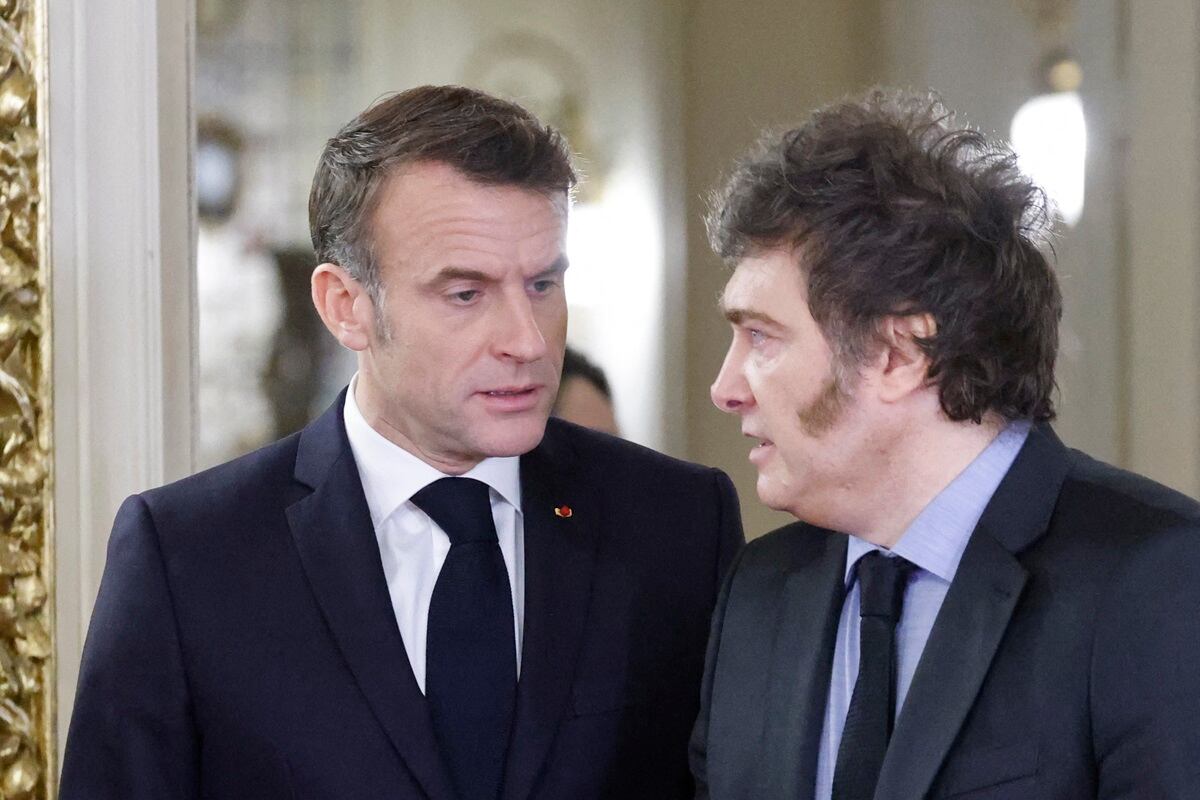 El presidente de Francia, Emmanuel Macron, escucha al presidente de Argentina, Javier Milei, durante una reunión en el palacio de gobierno de la Casa Rosada en Buenos Aires, el 17 de noviembre de 2024. (Foto de Ludovic MARIN / AFP)