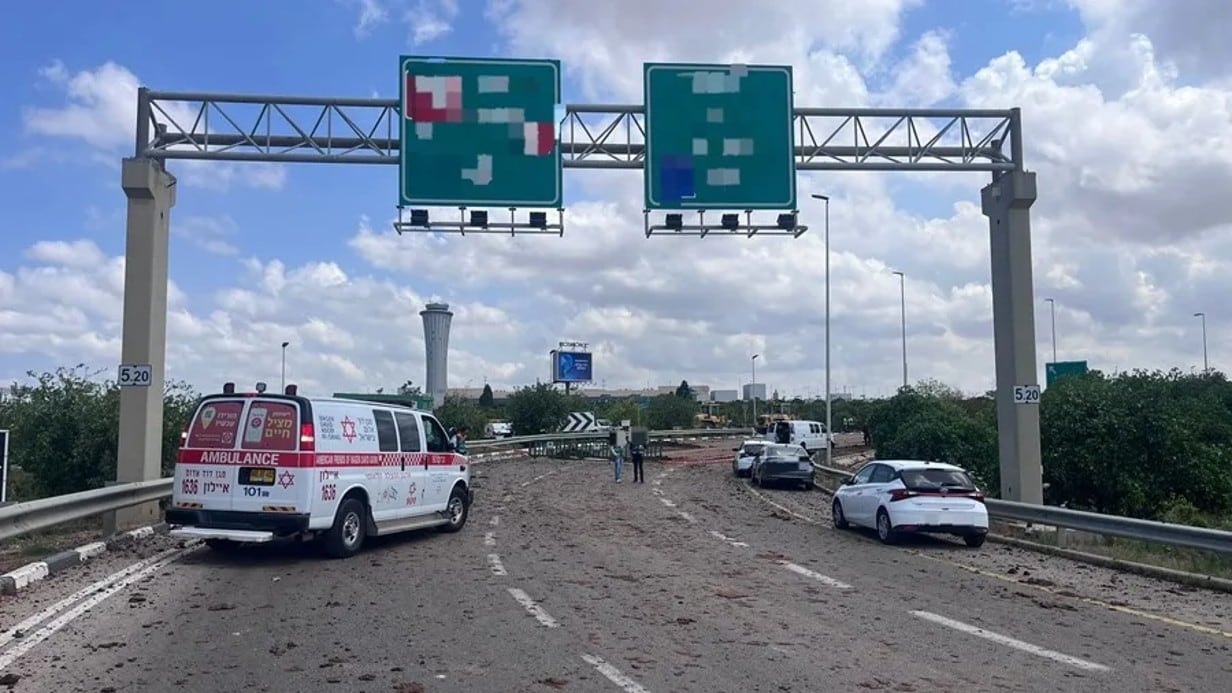 Vista de la zona del aeropuerto de Ben Gurion, en Tel Aviv, en donde cayó un misil, causando seis heridos. EFE/ Servicio De Emergencias Israelí Magen David Adom (mda)