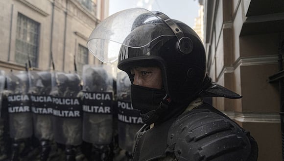 Members of the military deployed near Plaza Murillo, outside of Palacio Quemado in La Paz, Bolivia, on Wednesday, June 26, 2024. Chanting crowds lit fireworks and punched the air outside Bolivias presidential palace as rebel soldiers dispersed after a failed coup attempt against the nations socialist government.