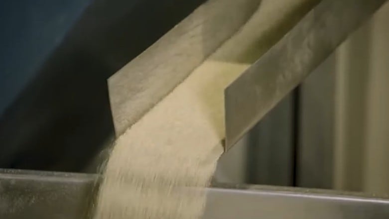 Empresa procesa la quinua para la elaboración de sus productos. (Foto: Captura de Grupo Transpacífico)