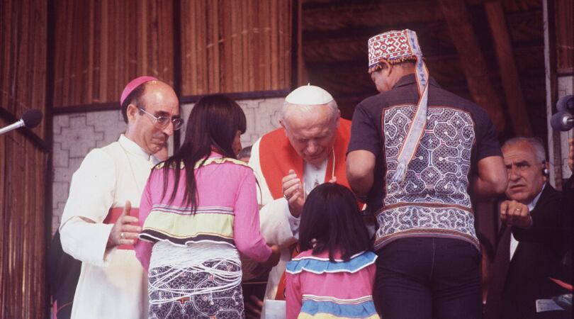 EL PAPA ES CHARAPA. Juan Pablo II recibió el calor de los pueblos de la selva en Iquitos. Algunos niños le entregaron presentes de la zona. Ahí los fieles corearon a viva voz "Juan Pablo, amigo, el Papa es charapa". (Archivo GEC)