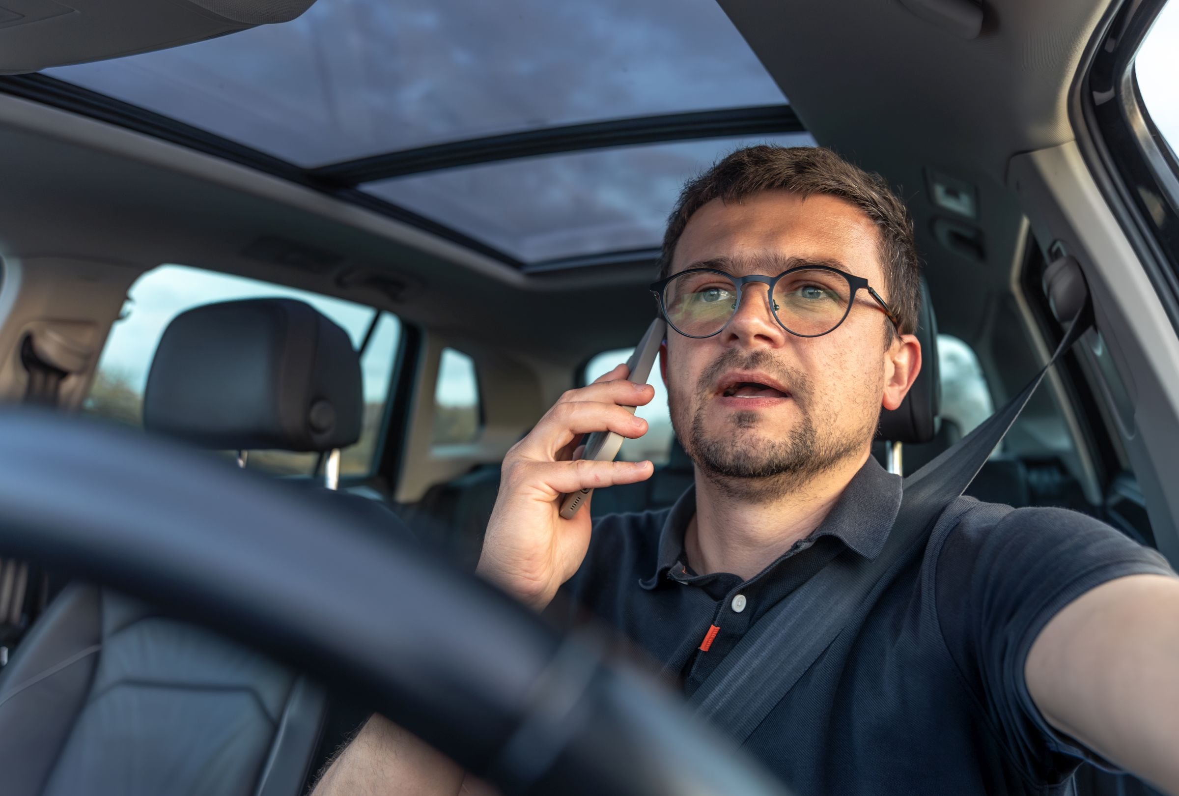 Desde el uso del celular hasta no cambiar de carril ni reducir la velocidad frente a patrullas y servicios de emergencia, el DPS advierte que los infractores se exponen a multas (Foto: Freepik)