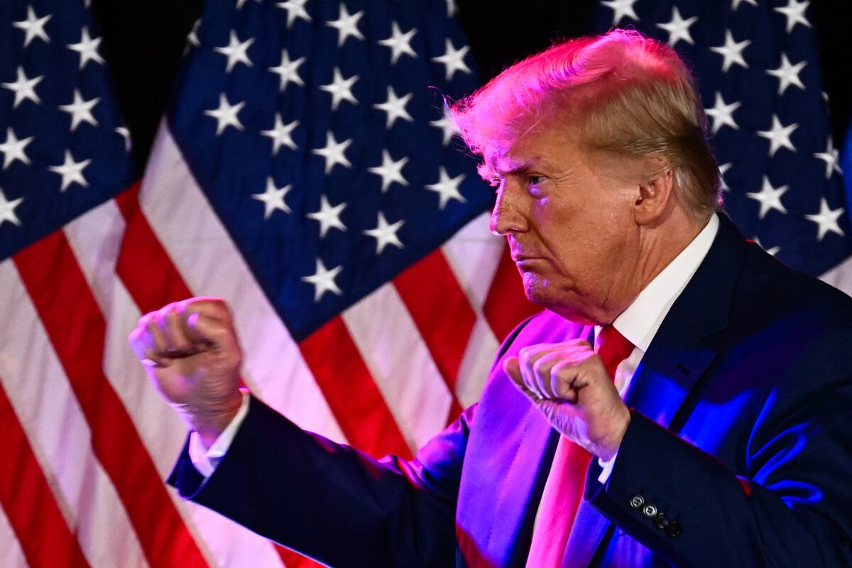 Donald Trump baila después de hablar en un evento de reclutamiento de voluntarios republicanos en Fervent, Las Vegas, Nevada, el 8 de julio de 2023. (Foto de Patrick T. Fallon / AFP).