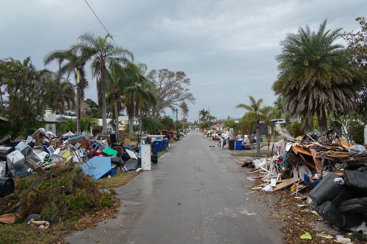 Escombros del huracán Helene bordean una calle en la sección Redington Beach de San Petersburgo, Florida, el 8 de octubre de 2024, antes de la llegada prevista del huracán Milton. (Foto de Bryan R. SMITH / AFP)