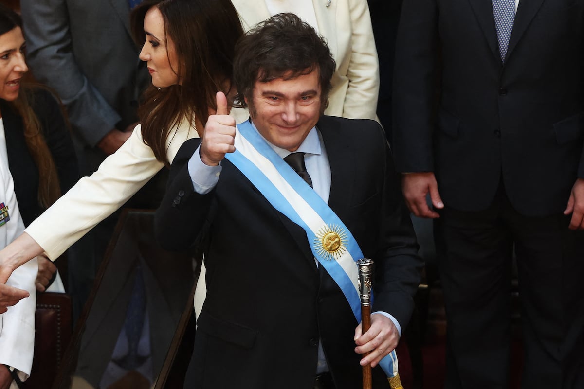 El nuevo presidente de Argentina, Javier Milei, levanta el pulgar junto a su vicepresidenta Victoria Villarruel después de recibir la banda presidencial. (Foto: AFP)