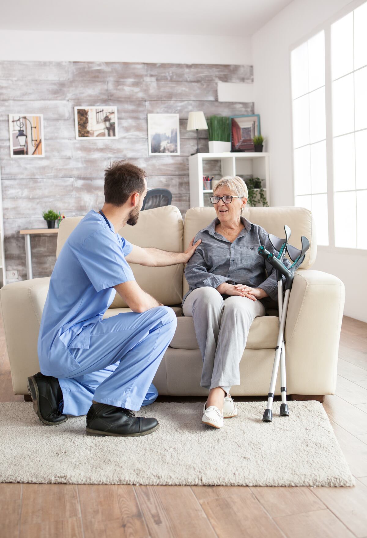 Ancianos puede ser atendido en hogares especializados en su cuidado (Foto: Pixabay)
