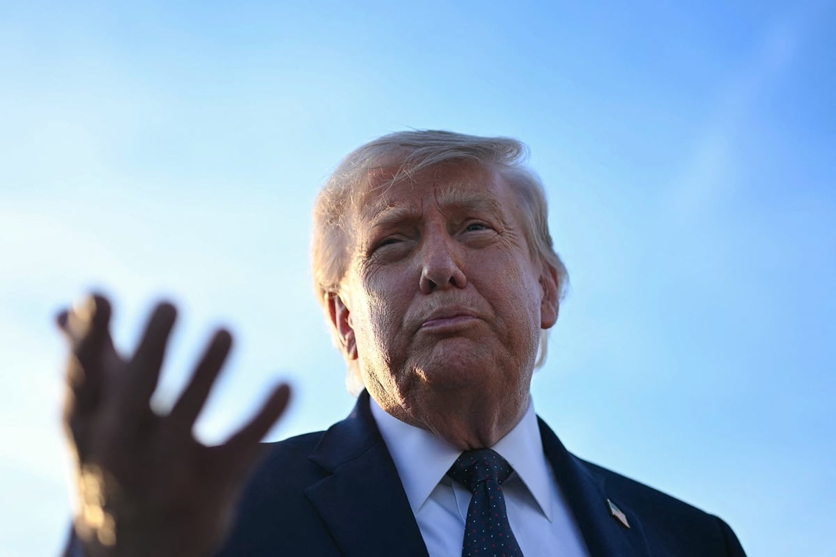 El presidente estadounidense Donald Trump se dirige a los medios de comunicación tras su llegada al aeropuerto de París Orly, al sur de París, el 17 de junio de 2026. (Mandel NGAN / AFP)