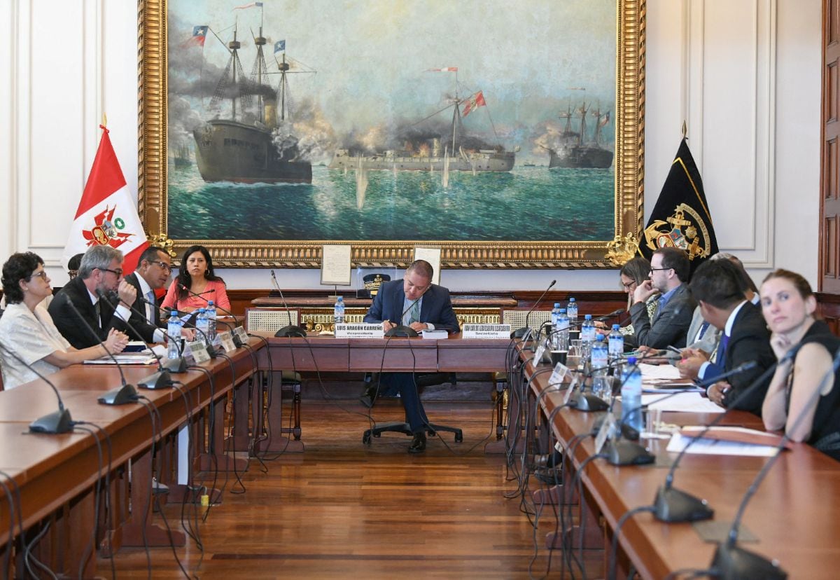 Roberto Burneo reiteró ante el Congreso que la entidad enfrenta un considerable déficit para los comicios de 2026 y sostuvo que los recursos son clave para garantizar la fiscalización y la legalidad del proceso. Foto: JNE.