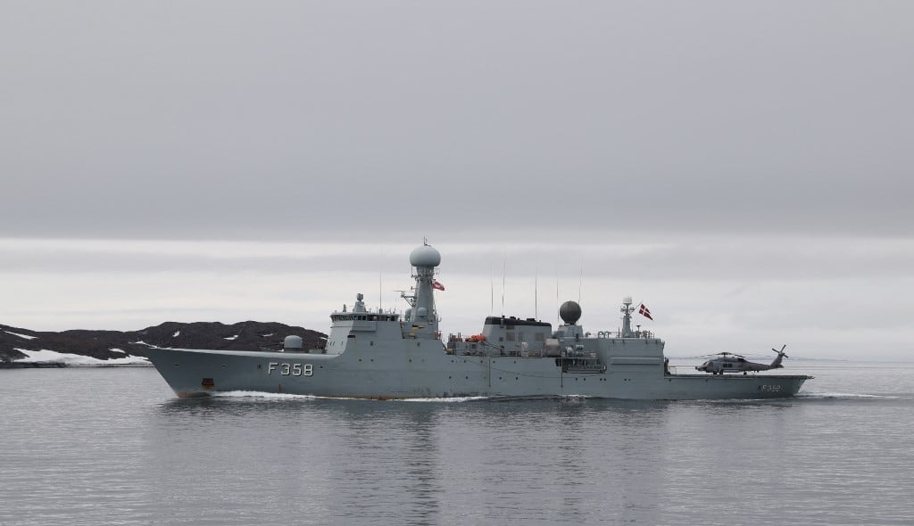 La fragata Tritón F358 de la flota danesa en Nuuk, Groenlandia, el 15 de junio de 2025. El presidente francés, Emmanuel Macron, llegó el 15 de junio a Groenlandia, donde se espera que exprese su solidaridad y apoyo europeos al territorio autónomo danés, codiciado por el presidente estadounidense Donald Trump, según informaron periodistas de AFP. Macron es el primer jefe de estado extranjero en viajar a este vasto territorio —aproximadamente nueve veces más grande que el Reino Unido, con el 80 % de su superficie cubierta de hielo— desde las amenazas de anexión de Trump. (Foto de Ludovic MARIN / AFP)