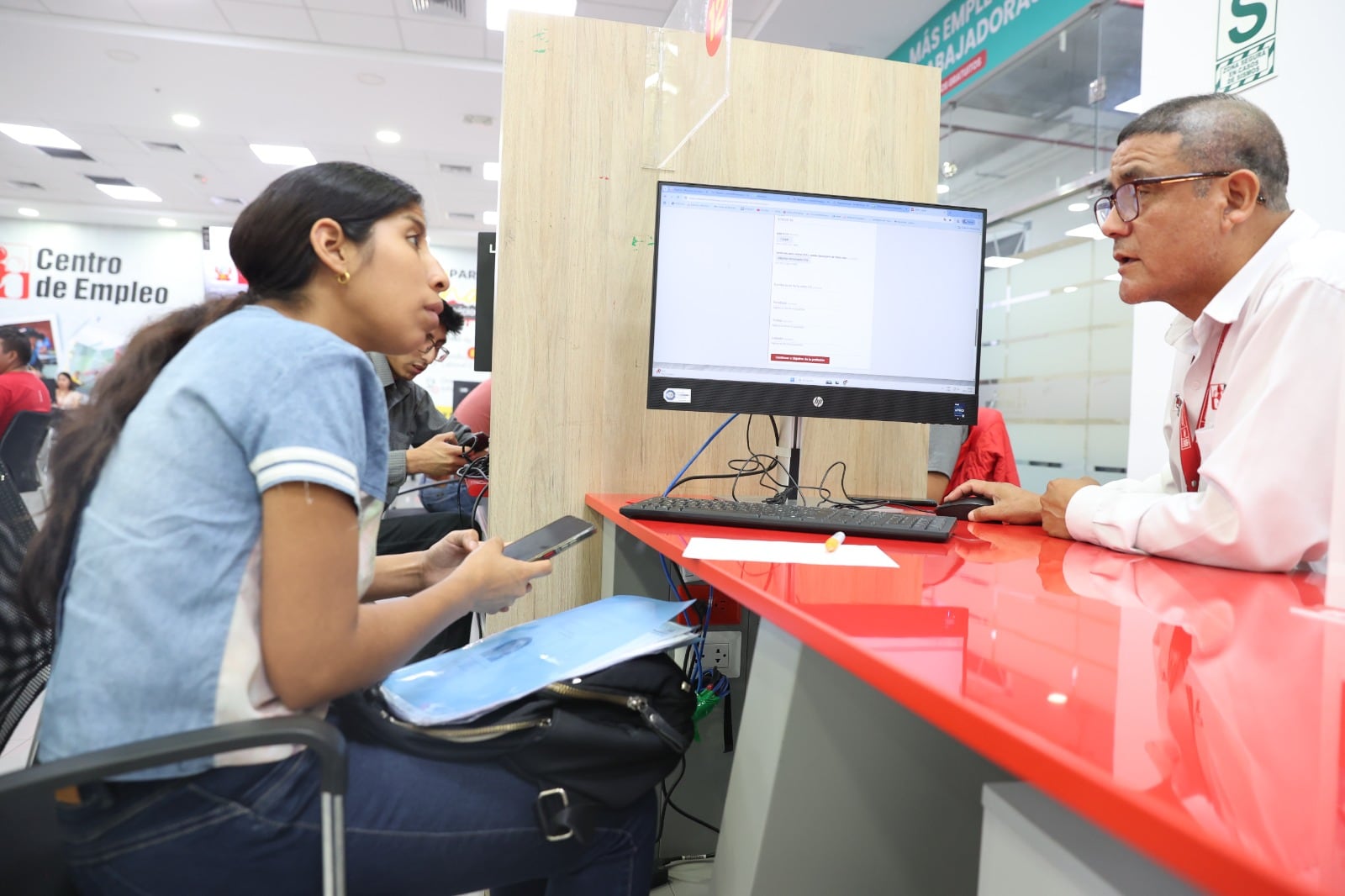 Los participantes contarán con el acompañamiento de Líderes Digitales Comunitarios, quienes brindarán orientación durante todo el proceso formativo hasta la obtención de su certificación. Foto: MTC