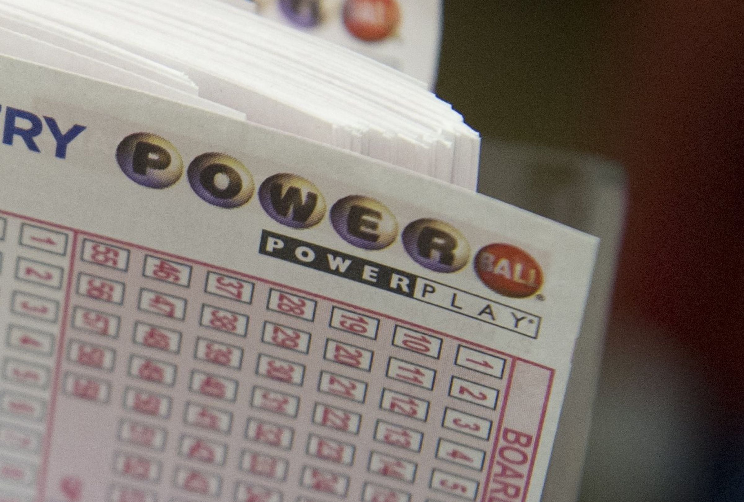 Revisa esta nota para que descubras quién ganó el Powerball hoy, sábado 04 de abril, en EE.UU. (Foto: SAUL LOEB / AFP)