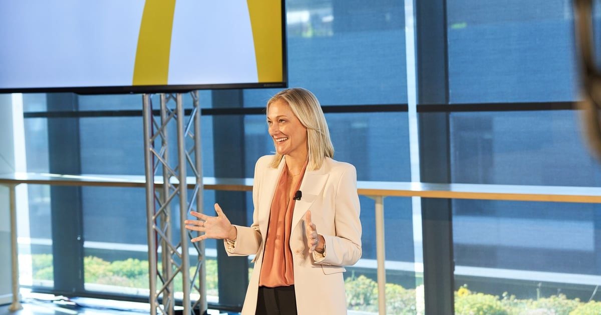 Skye Anderson se dirige a la audiencia en una reciente reunión general global de McDonald's. Foto cortesía de McDonald's.