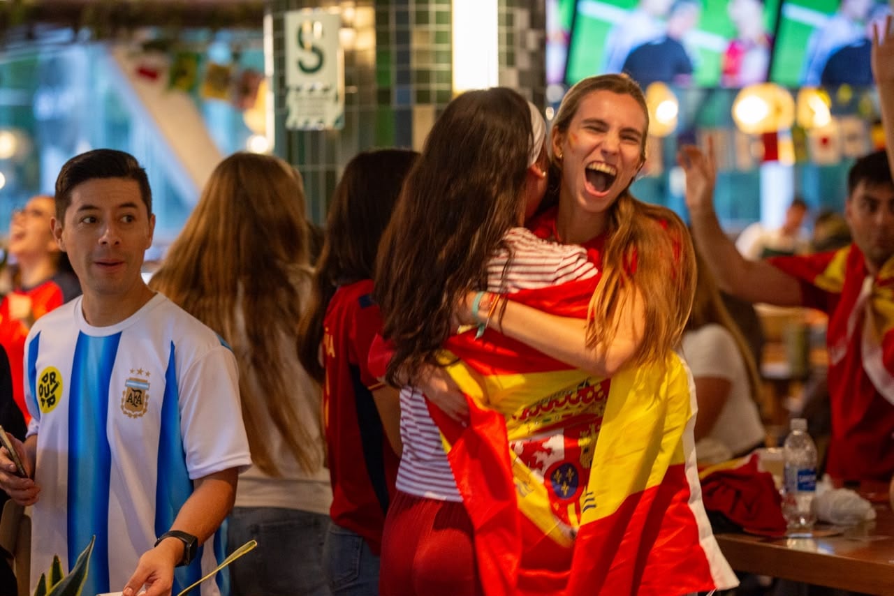 Hinchas españoles se reúnen en restaurantes del distrito de San Isidro para ver la final del mundial de futbol 2026. Foto: GEC