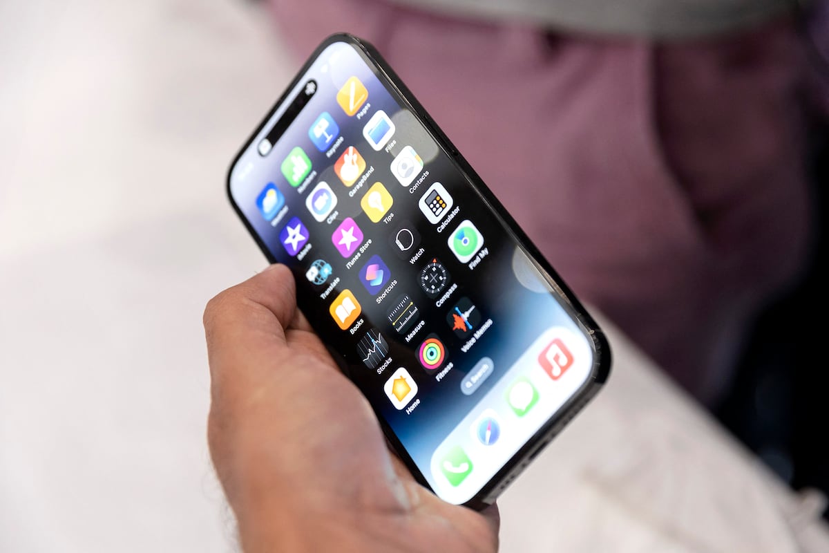 Los teléfonos celulares harán el cambio de hora de manera automática (Foto: AFP)