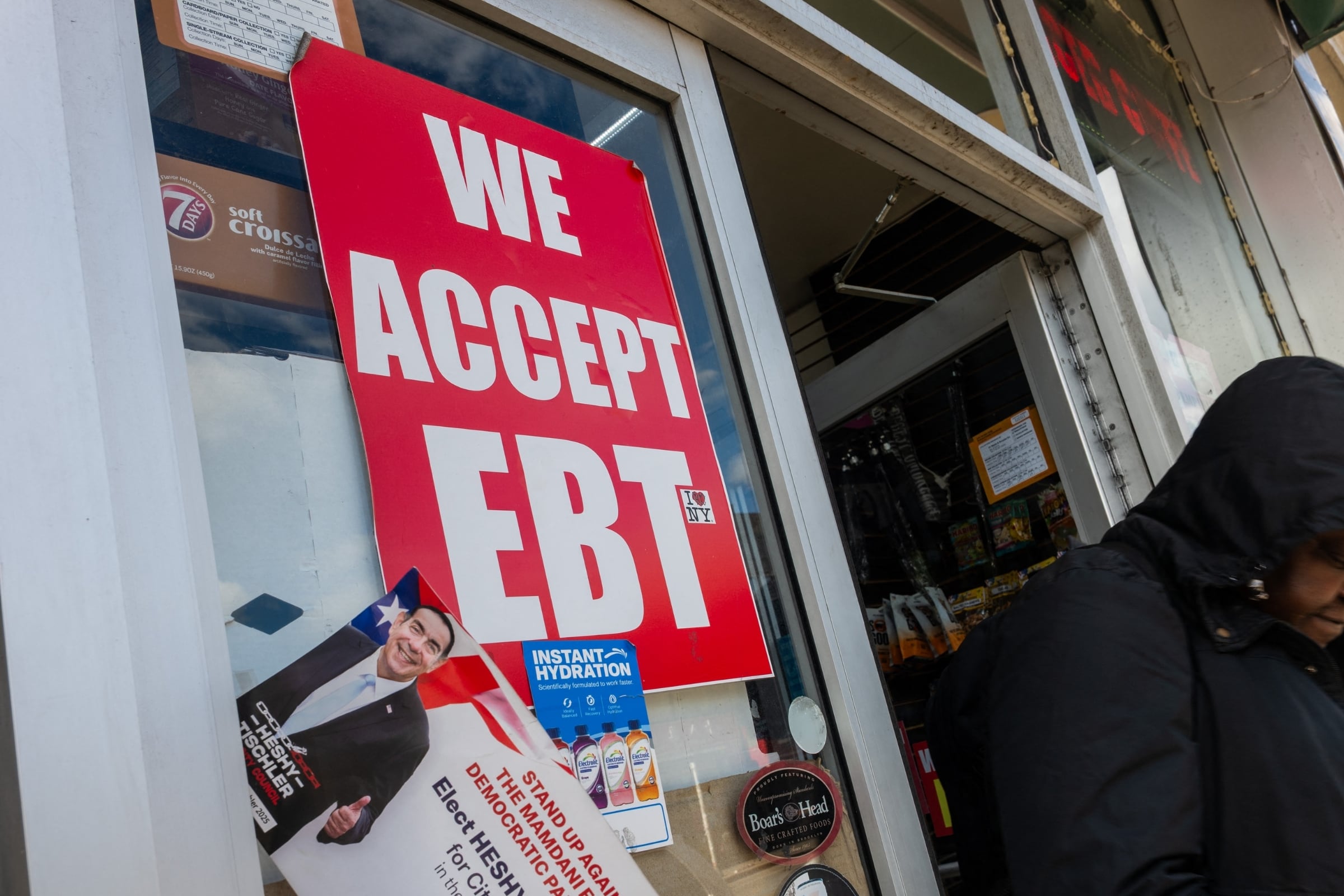 Son muchos los comercios en Nueva York que aceptan la EBT Card, donde se carga el saldo de SNAP (Foto: AFP)