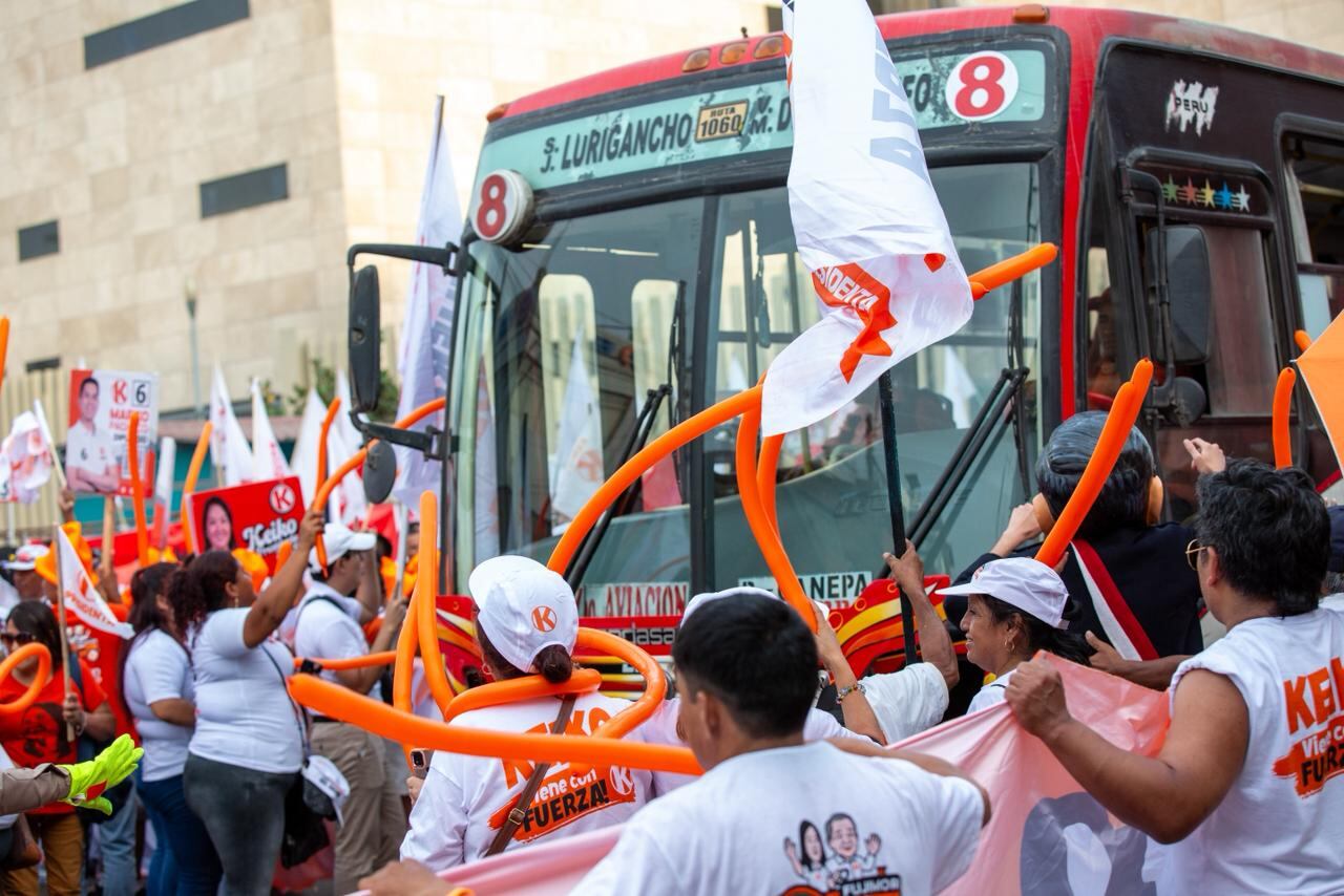 Debate electoral JNE | Simpatizantes de diversos partidos se concentran en los exteriores del Centro de Convenciones en San Borja, para apoyar a los candidatos de sus partidos en el tercer día del debate electoral de cara a las elecciones presidenciales 2026. 25 de marzo de 2026 en Lima, Perú. (Foto: Fernando Sangama / @photo.gec)