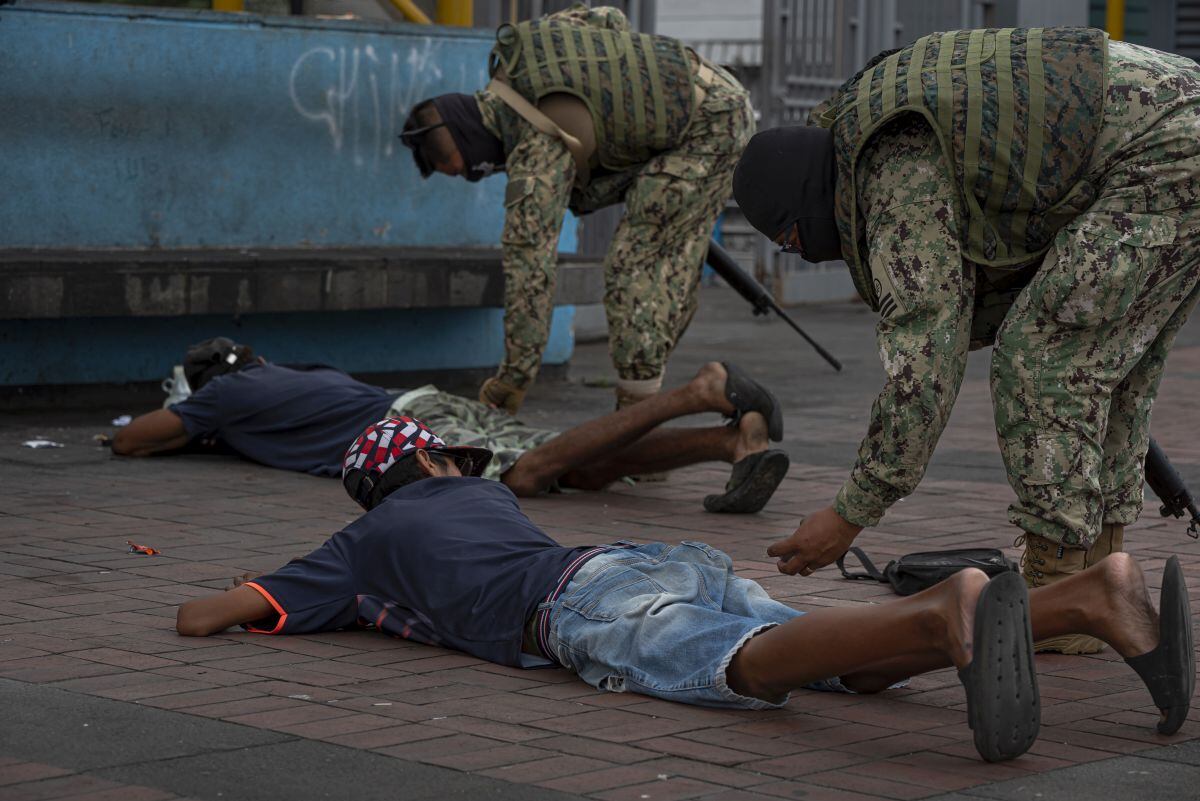 Militares detienen a residentes sospechosos de microtráfico en Guayaquil la 1 de febrero.